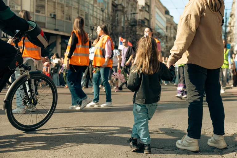 Kako razgovarati sa decom o protestima